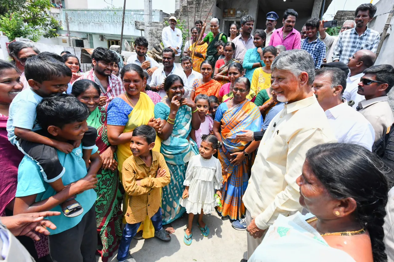 AP CM Chandrababu: చిన్నారులు, సామాన్యులతో చంద్రబాబు ముచ్చట్లు-PHOTOS