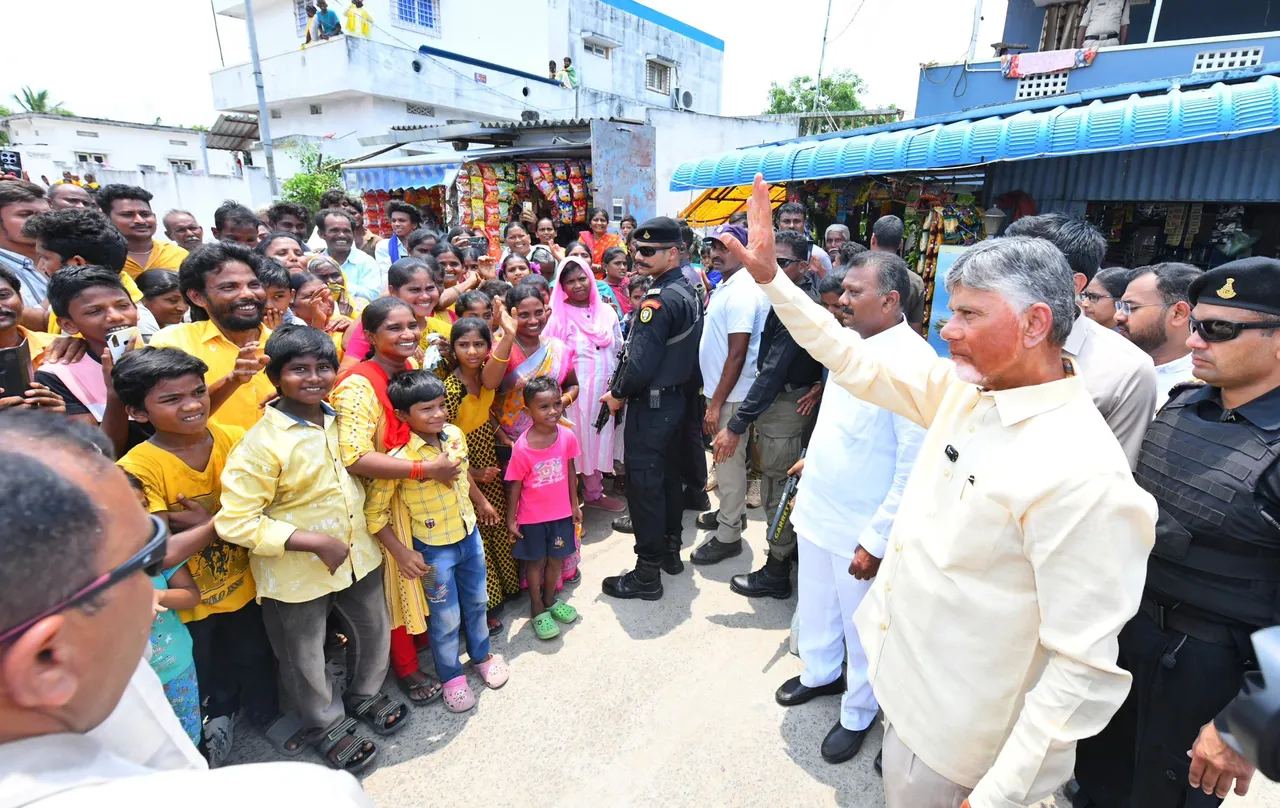 AP CM Chandrababu: చిన్నారులు, సామాన్యులతో చంద్రబాబు ముచ్చట్లు-PHOTOS