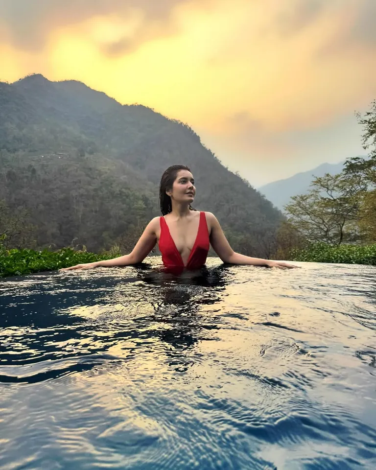 Raashii Khanna swimming pic three