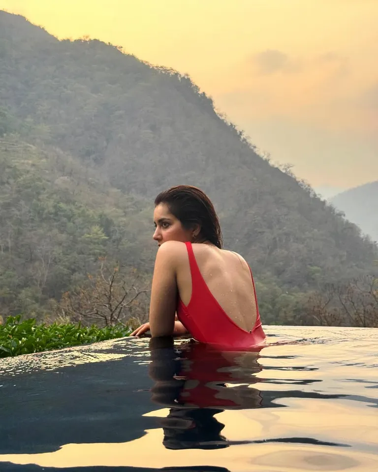Raashii Khanna swimming pic two