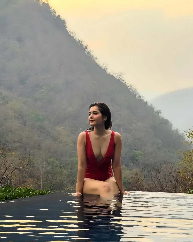 Raashii Khanna swimming pics one