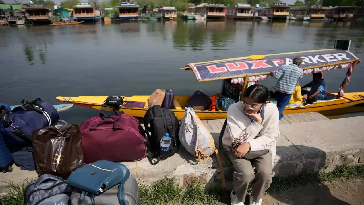 80- telangana -tourists- stranded in- srinagar -hotel