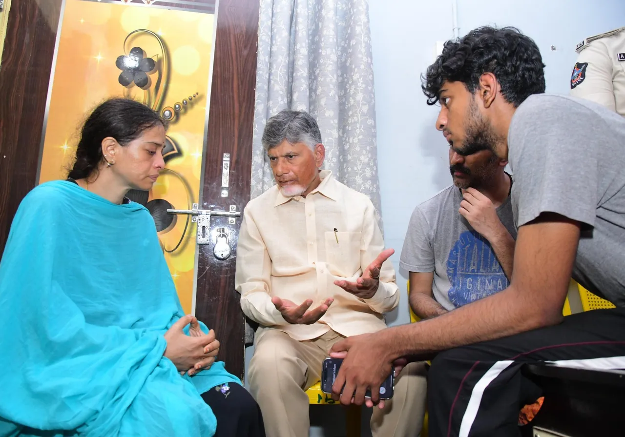 టీడీపీ నేతకు చంద్రబాబు కన్నీటి నివాళి-PHOTOS