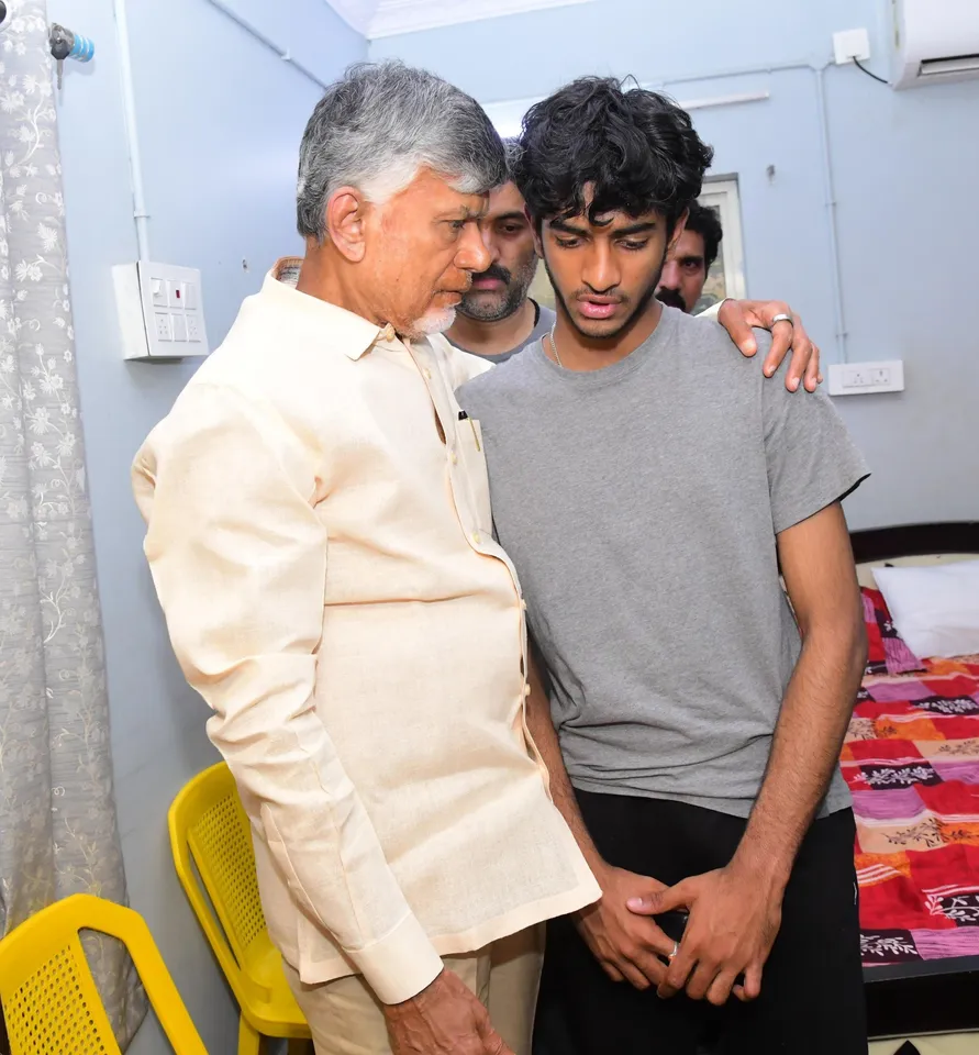 టీడీపీ నేతకు చంద్రబాబు కన్నీటి నివాళి-PHOTOS