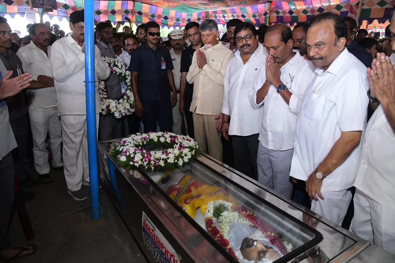 టీడీపీ నేతకు చంద్రబాబు కన్నీటి నివాళి-PHOTOS