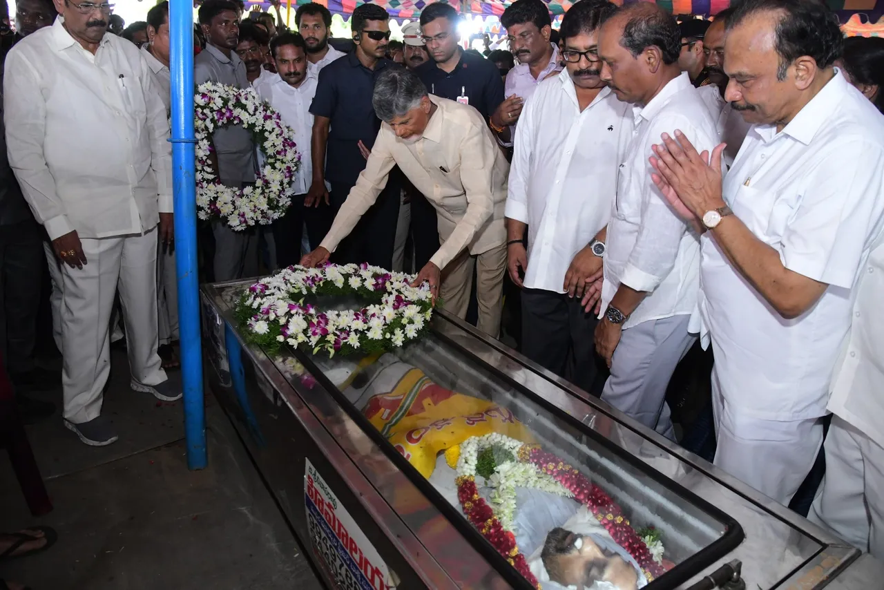 టీడీపీ నేతకు చంద్రబాబు కన్నీటి నివాళి-PHOTOS