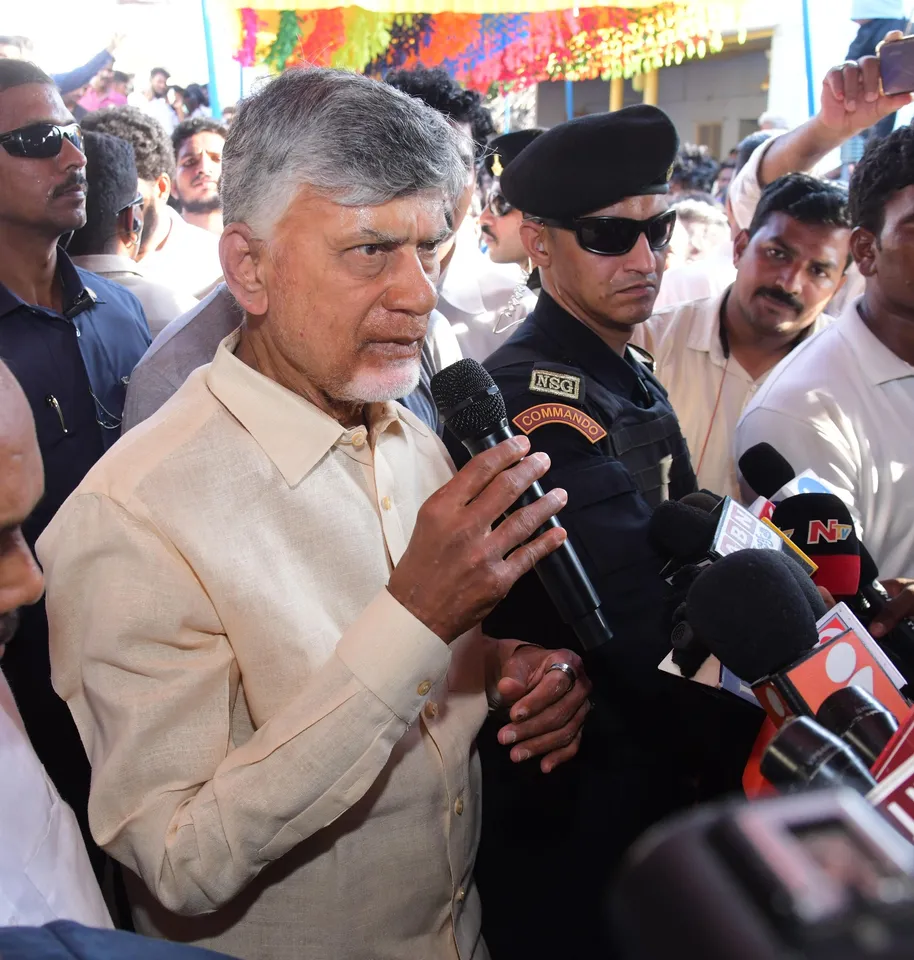టీడీపీ నేతకు చంద్రబాబు కన్నీటి నివాళి-PHOTOS