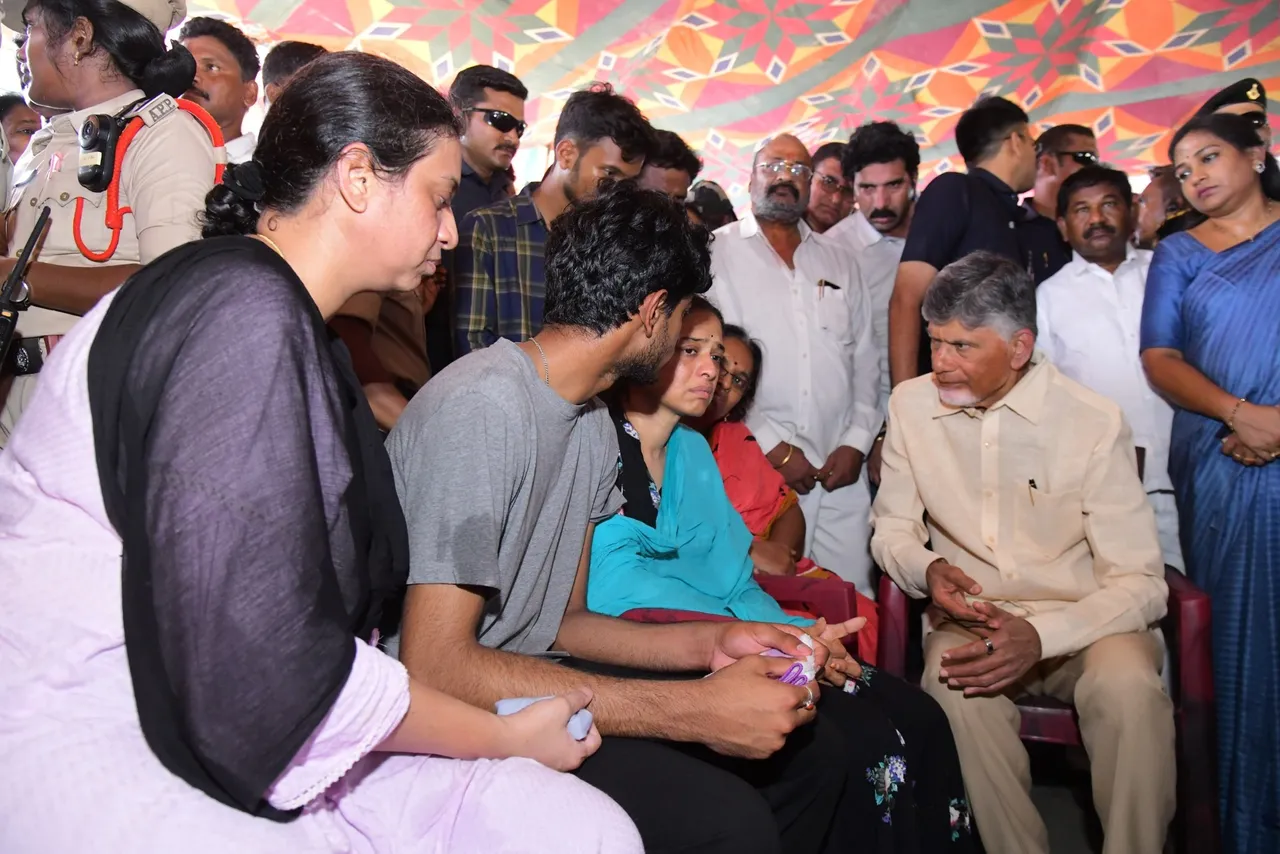 టీడీపీ నేతకు చంద్రబాబు కన్నీటి నివాళి-PHOTOS