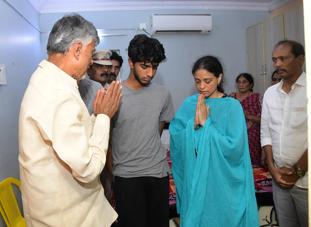 టీడీపీ నేతకు చంద్రబాబు కన్నీటి నివాళి-PHOTOS