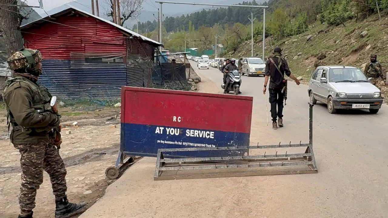 Kashmiris' generosity during terror attacks, Free transport for tourists
