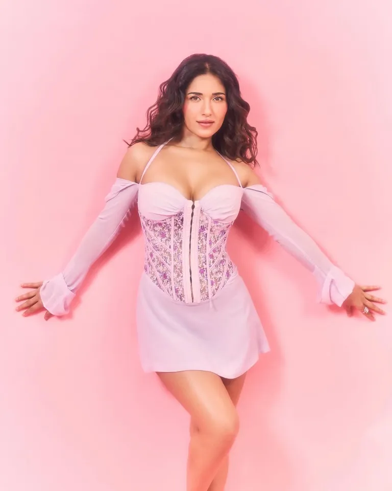 Ruhani Sharma second pic