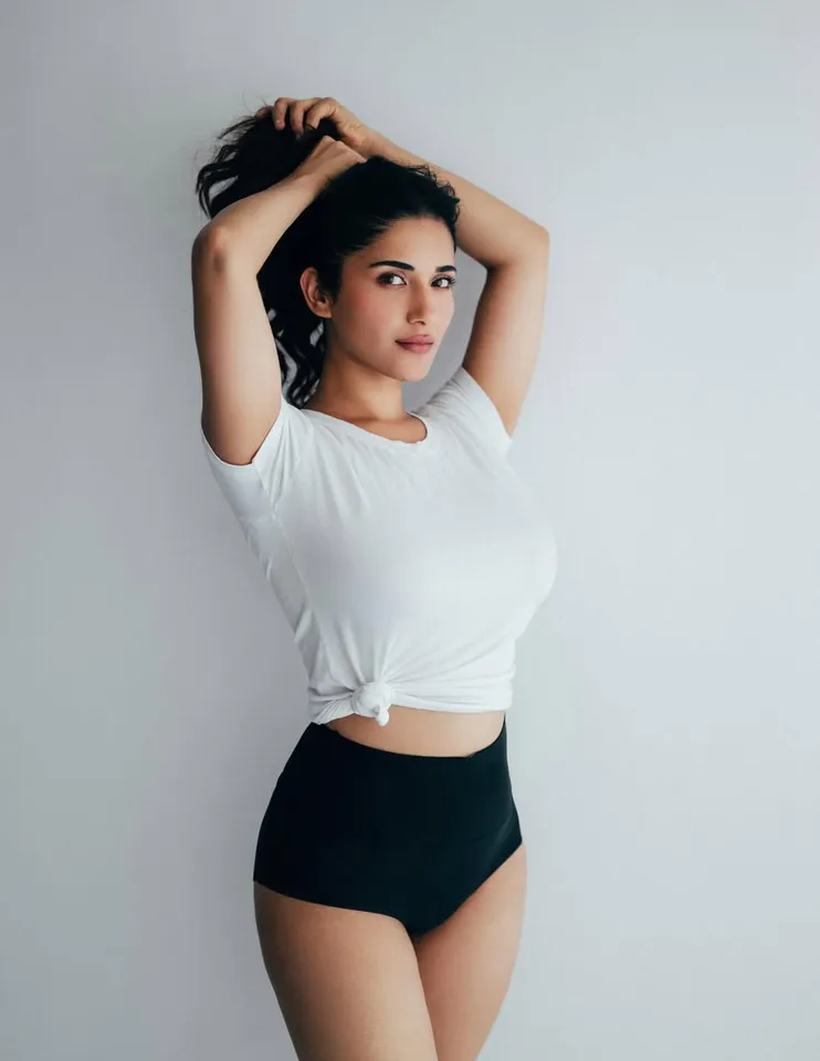 Ruhani Sharma third pic