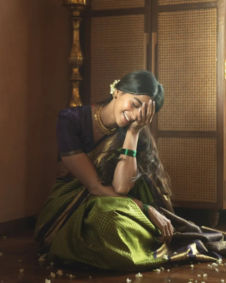 pooja hegde in 70 yeras saree eight pic