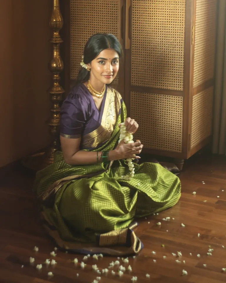 pooja hegde in 70 yeras saree fifth pic