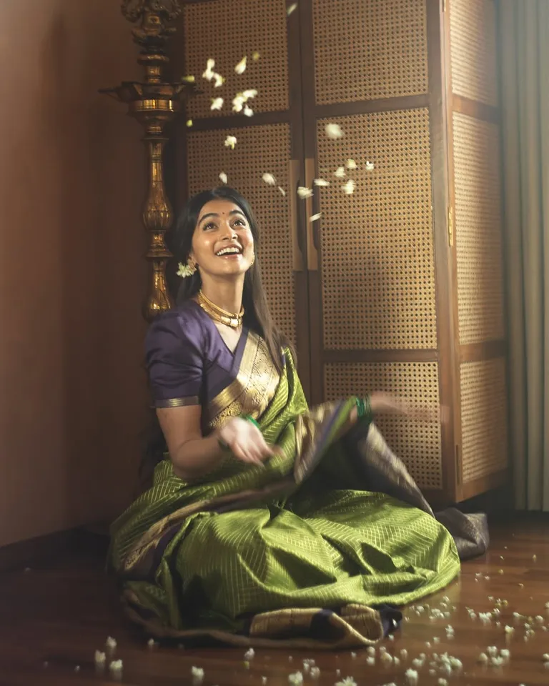 pooja hegde in 70 yeras saree fourth pic