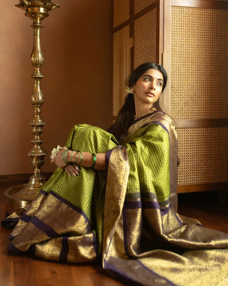 pooja hegde in 70 yeras saree second pic