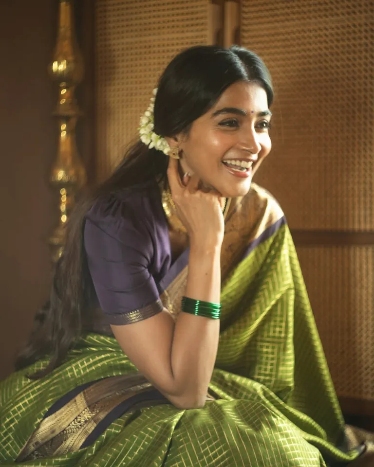 pooja hegde in 70 yeras saree sixth pic