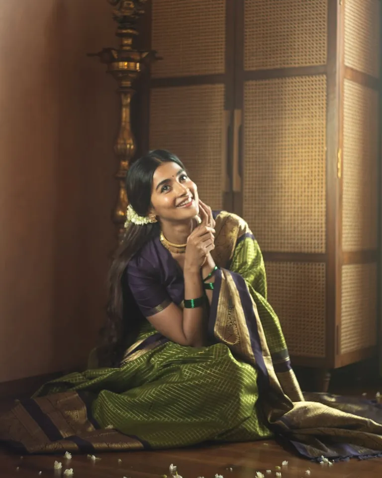 pooja hegde in 70 yeras saree third pic
