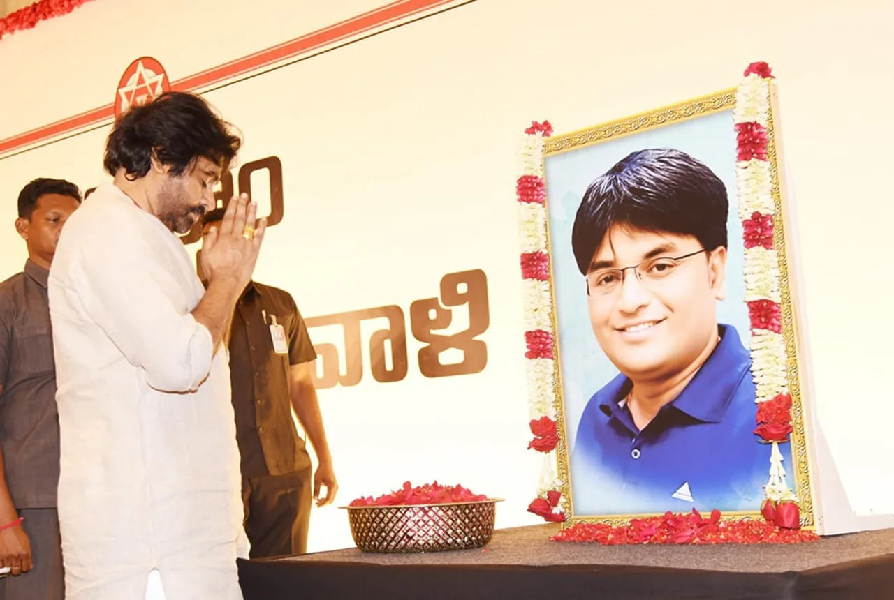 పహల్గామ్ అమరులకు డిప్యూటీ సీఎం పవన్ ఘన నివాళి-PHOTOS