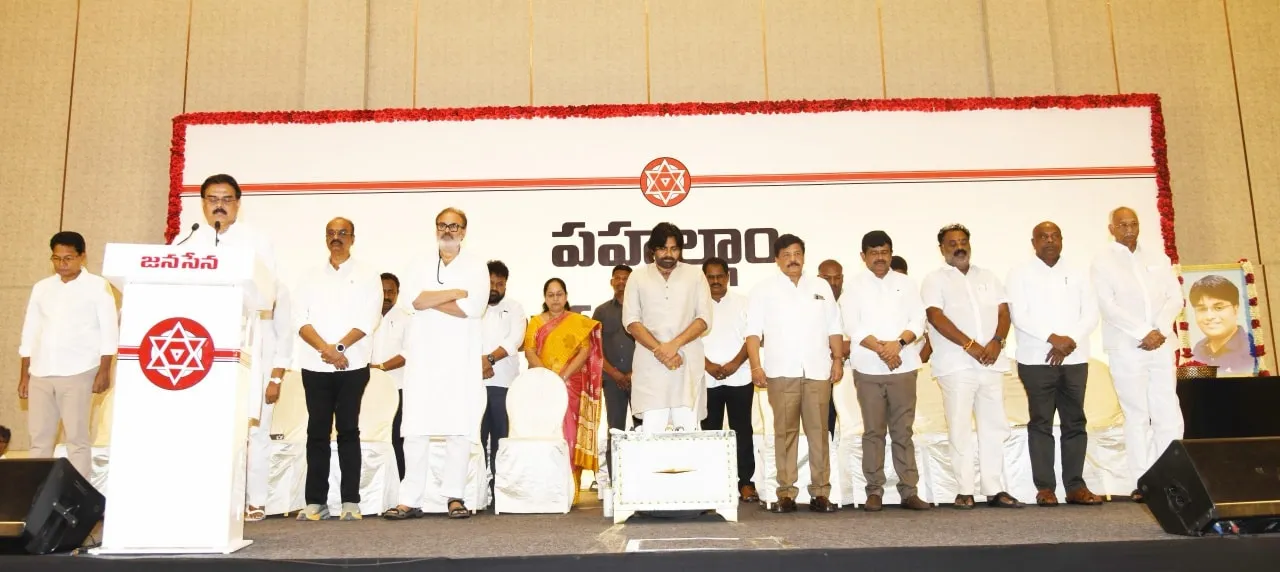 పహల్గామ్ అమరులకు డిప్యూటీ సీఎం పవన్ ఘన నివాళి-PHOTOS