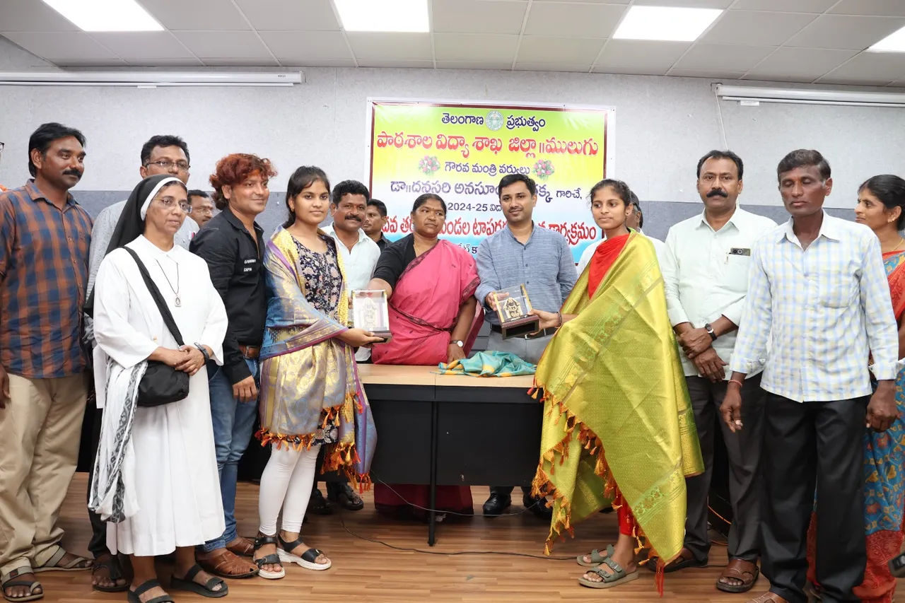 టెన్త్ విద్యార్థులకు మంత్రి సీతక్క సన్మానం-PHOTOS