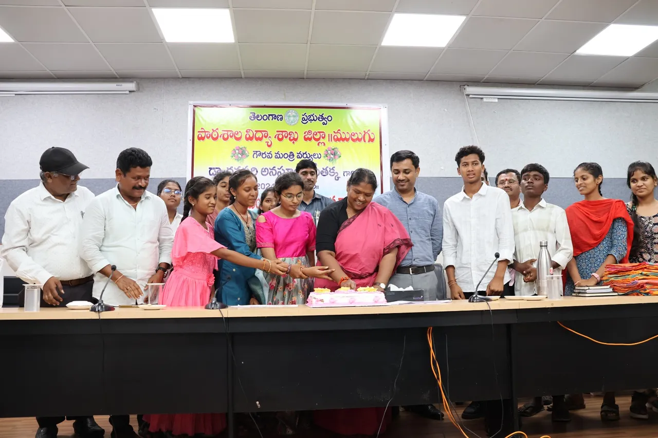 టెన్త్ విద్యార్థులకు మంత్రి సీతక్క సన్మానం-PHOTOS