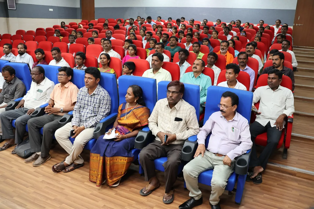 టెన్త్ విద్యార్థులకు మంత్రి సీతక్క సన్మానం-PHOTOS