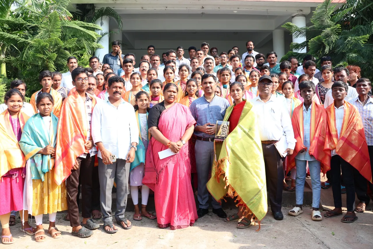 టెన్త్ విద్యార్థులకు మంత్రి సీతక్క సన్మానం-PHOTOS