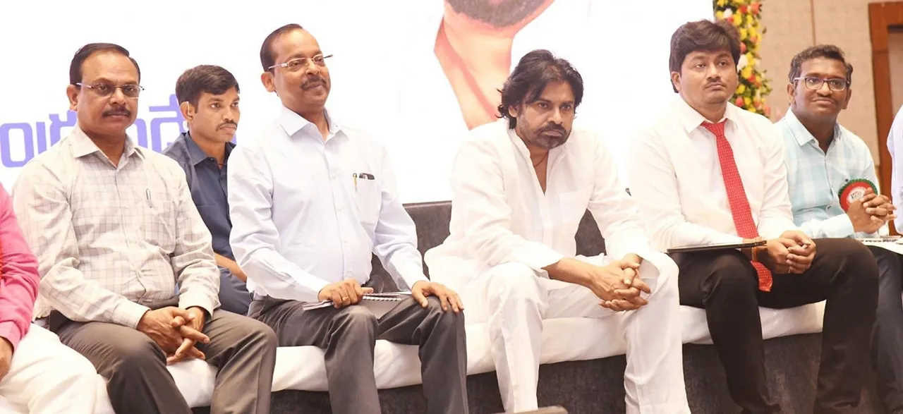 కార్మికులతో కలిసి పవన్ మేడే వేడుకలు-PHOTOS