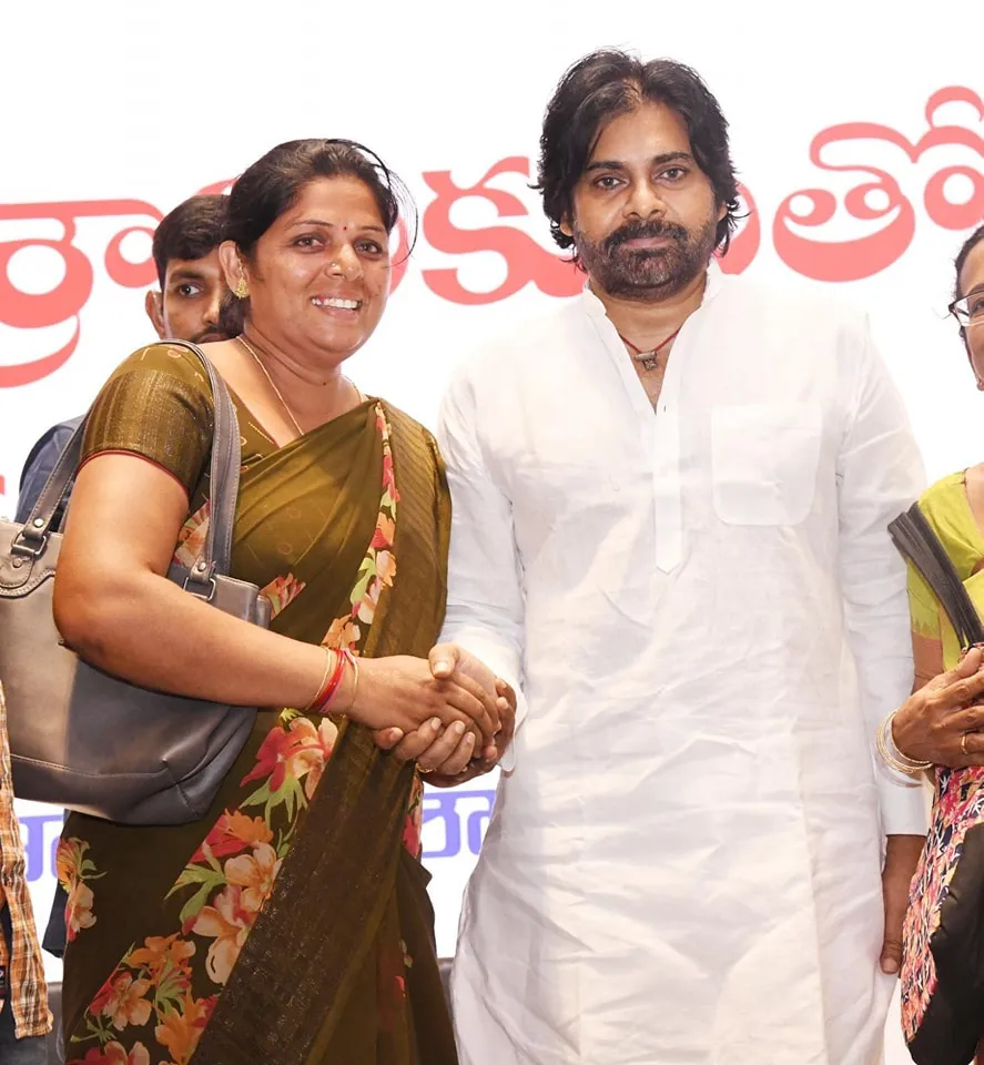 కార్మికులతో కలిసి పవన్ మేడే వేడుకలు-PHOTOS
