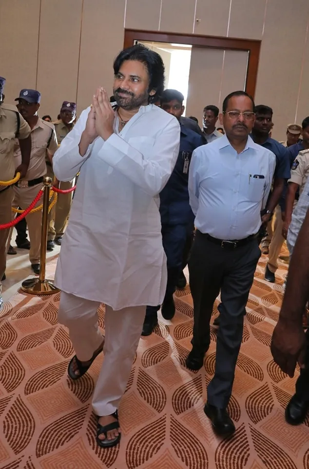 కార్మికులతో కలిసి పవన్ మేడే వేడుకలు-PHOTOS