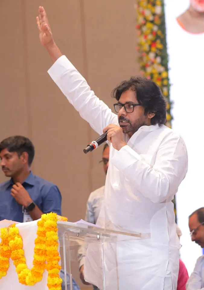 కార్మికులతో కలిసి పవన్ మేడే వేడుకలు-PHOTOS