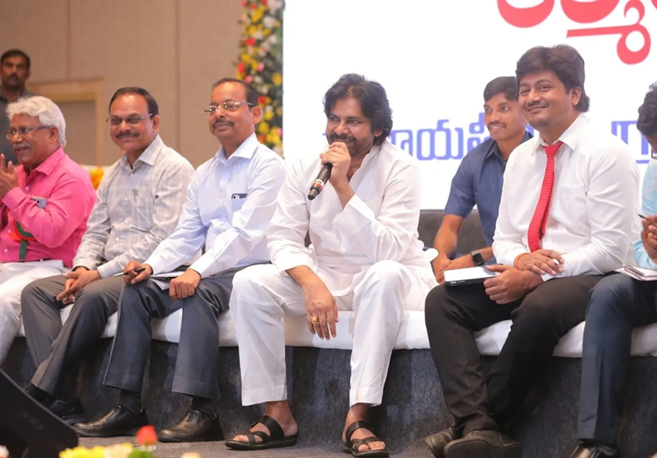 కార్మికులతో కలిసి పవన్ మేడే వేడుకలు-PHOTOS
