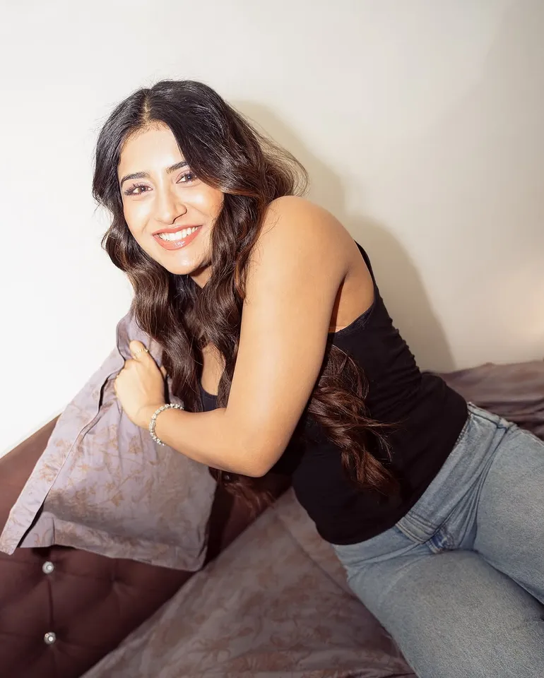 Rashi Singh: కుర్రకారును రెచ్చగొడుతున్న రాశి సింగ్.. ముద్దులతో హాట్ లుక్స్