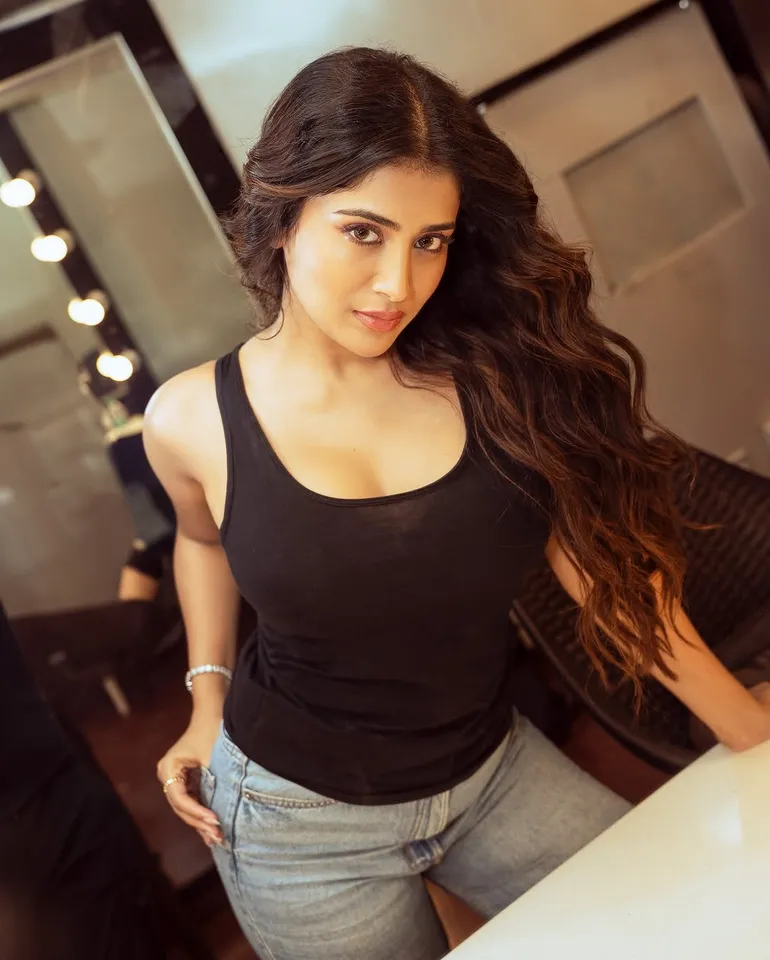 Rashi Singh: కుర్రకారును రెచ్చగొడుతున్న రాశి సింగ్.. ముద్దులతో హాట్ లుక్స్