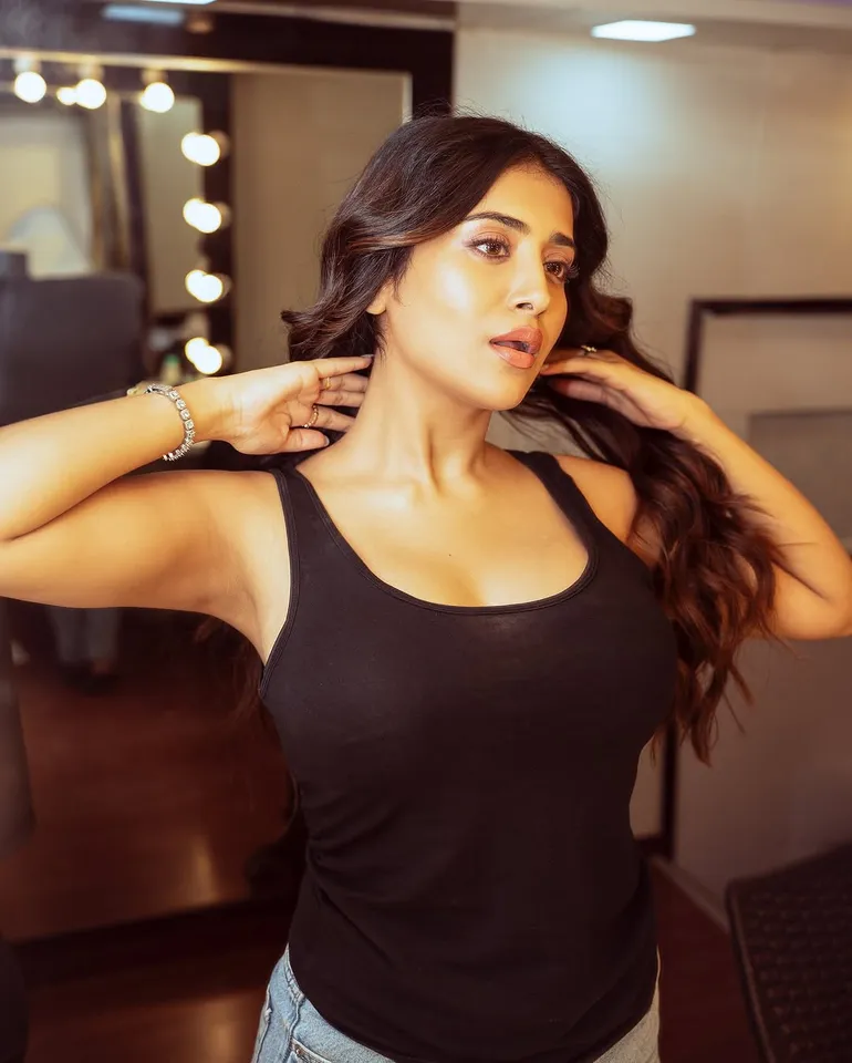 Rashi Singh: కుర్రకారును రెచ్చగొడుతున్న రాశి సింగ్.. ముద్దులతో హాట్ లుక్స్