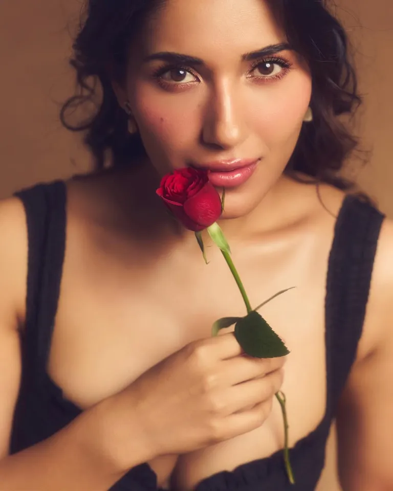 ruhani sharma with rose third pic