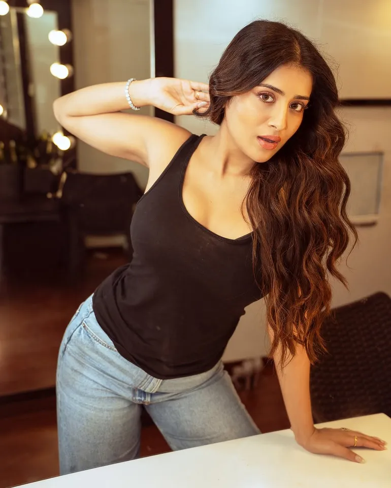 Rashi Singh: కుర్రకారును రెచ్చగొడుతున్న రాశి సింగ్.. ముద్దులతో హాట్ లుక్స్