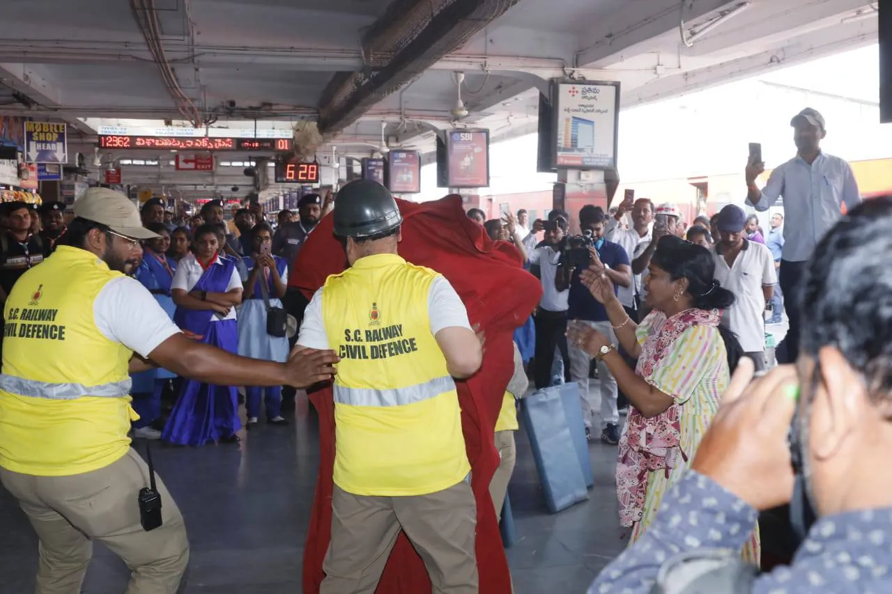 Operation Sindoor: కాచిగూడ రైల్వే స్టేషన్లో మాక్ డ్రిల్-PHOTOS