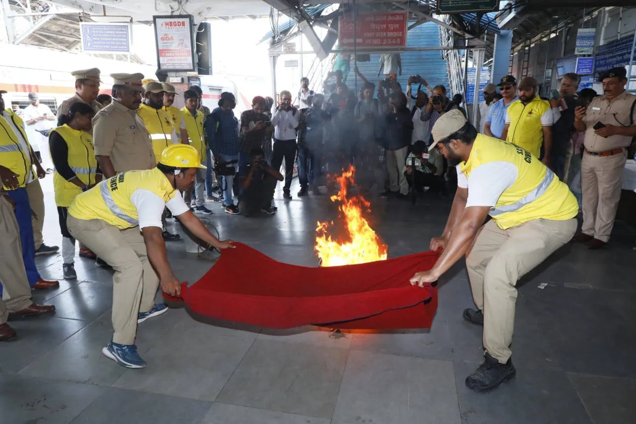 Operation Sindoor: కాచిగూడ రైల్వే స్టేషన్లో మాక్ డ్రిల్-PHOTOS
