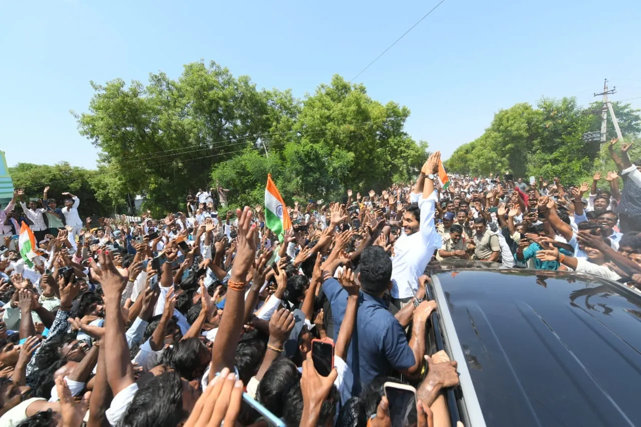 YS Jagan: అండగా ఉంటా.. మురళీనాయక్ కుటుంబ సభ్యులకు జగన్ పరామర్శ-PHOTOS