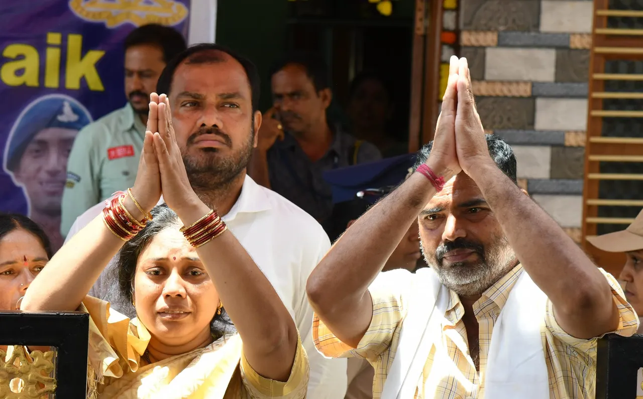 YS Jagan: అండగా ఉంటా.. మురళీనాయక్ కుటుంబ సభ్యులకు జగన్ పరామర్శ-PHOTOS