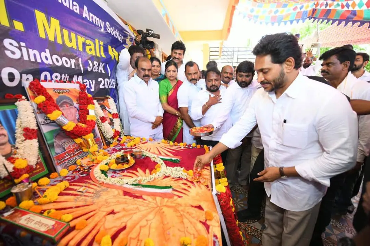 YS Jagan: అండగా ఉంటా.. మురళీనాయక్ కుటుంబ సభ్యులకు జగన్ పరామర్శ-PHOTOS