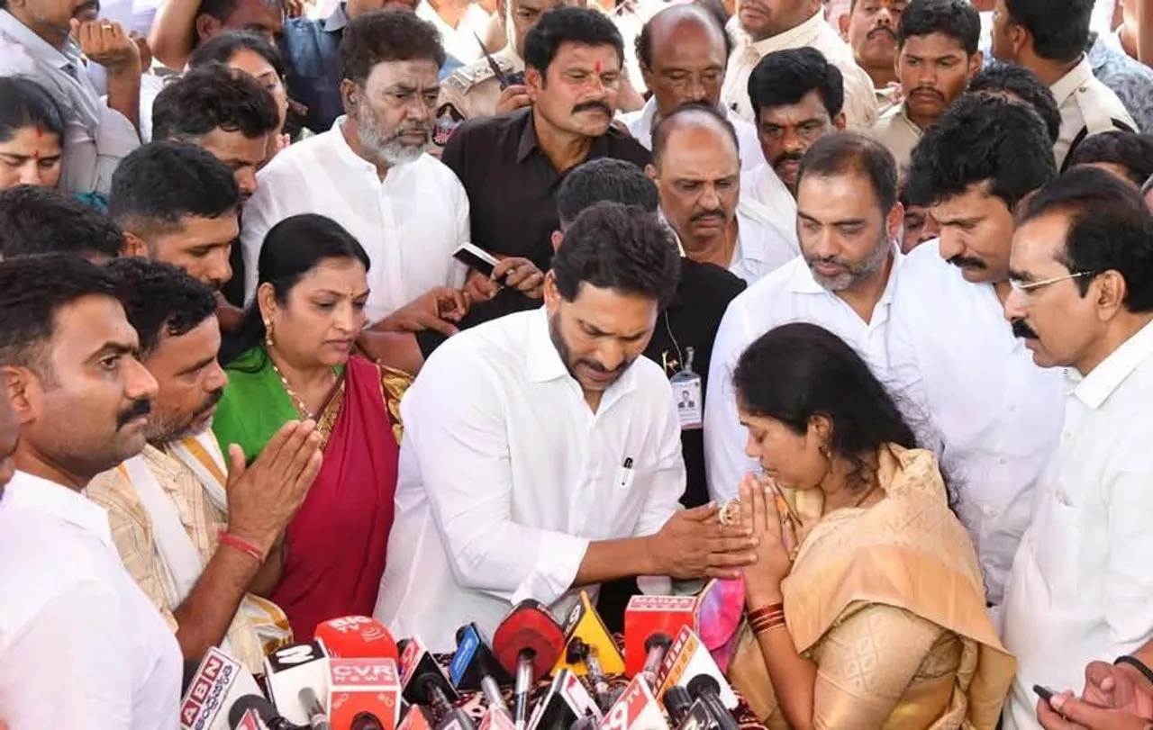 YS Jagan: అండగా ఉంటా.. మురళీనాయక్ కుటుంబ సభ్యులకు జగన్ పరామర్శ-PHOTOS