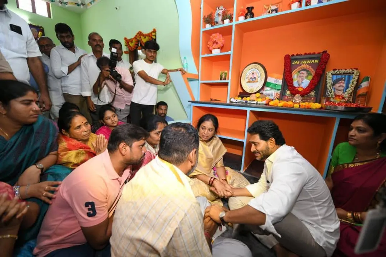 YS Jagan: అండగా ఉంటా.. మురళీనాయక్ కుటుంబ సభ్యులకు జగన్ పరామర్శ-PHOTOS