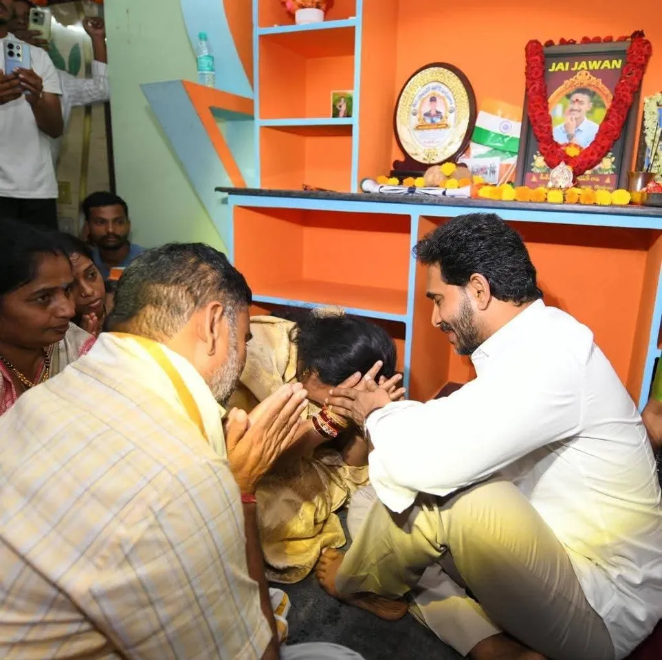 YS Jagan: అండగా ఉంటా.. మురళీనాయక్ కుటుంబ సభ్యులకు జగన్ పరామర్శ-PHOTOS