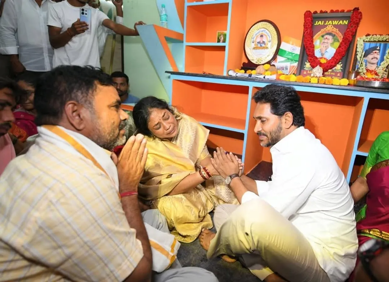 YS Jagan: అండగా ఉంటా.. మురళీనాయక్ కుటుంబ సభ్యులకు జగన్ పరామర్శ-PHOTOS