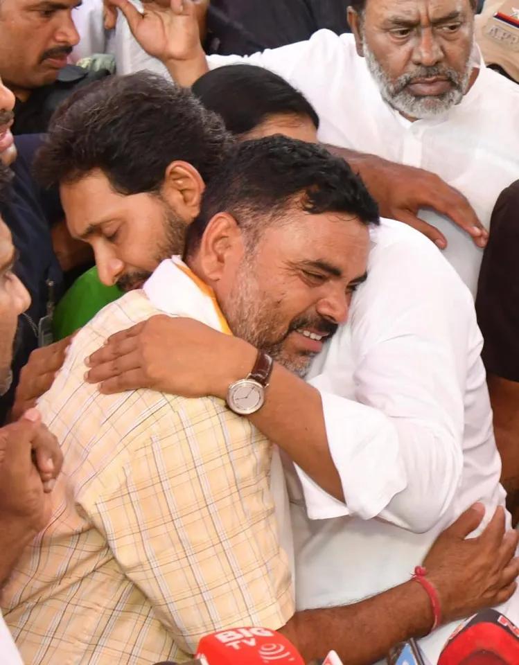 YS Jagan: అండగా ఉంటా.. మురళీనాయక్ కుటుంబ సభ్యులకు జగన్ పరామర్శ-PHOTOS