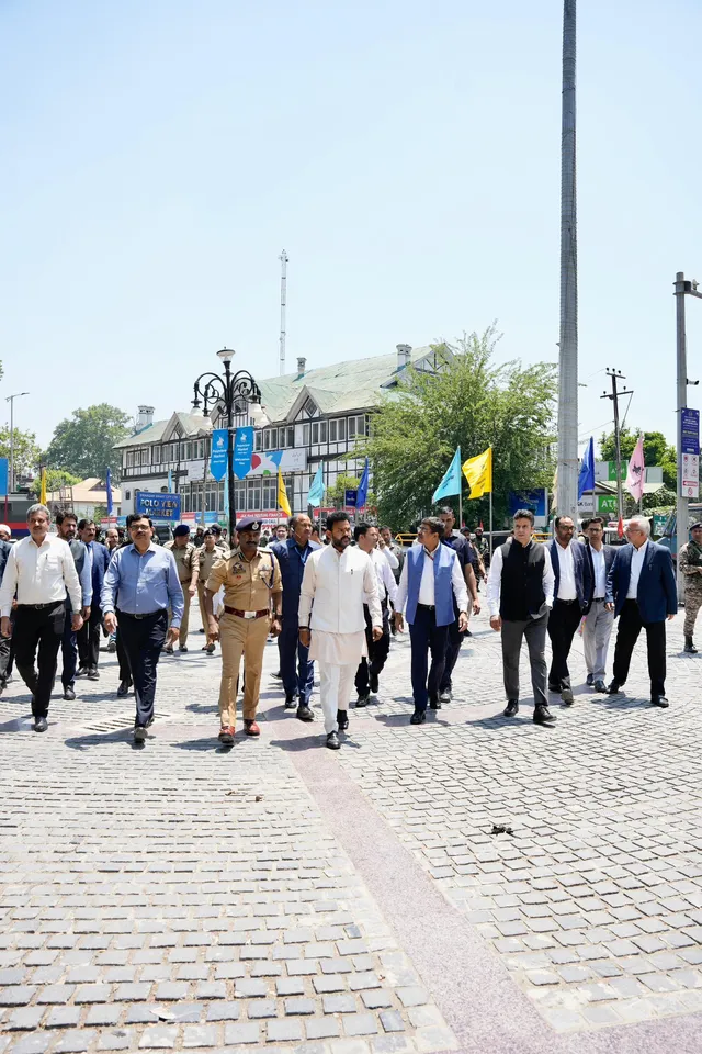 కశ్మీర్ లో కేంద్ర మంత్రి రామ్మోహన్ నాయుడు పర్యటన.. స్థానికులతో ముచ్చట్లు-PHOTOS