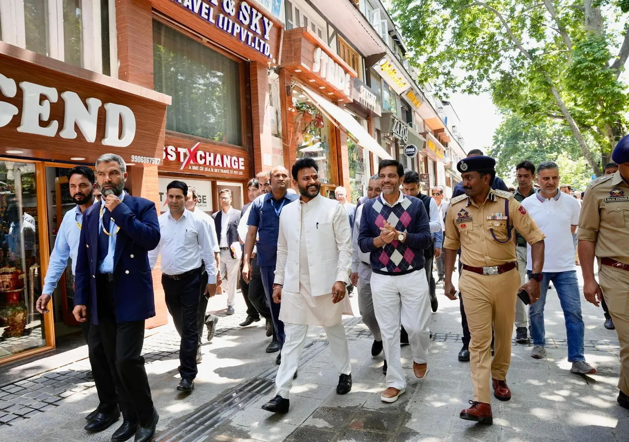 కశ్మీర్ లో కేంద్ర మంత్రి రామ్మోహన్ నాయుడు పర్యటన.. స్థానికులతో ముచ్చట్లు-PHOTOS